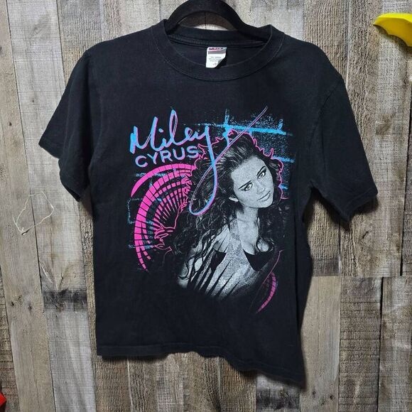 Miley Cyrus Wonderworld Tour 2009 Black Tee Size Small Vintage Y2K Pop Music - Picture 1 of 6